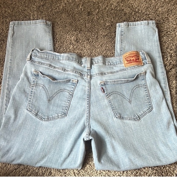 3/$15 ☮️ Levi’s Light Wash Denim Boyfriend Jeans - Picture 5 of 8